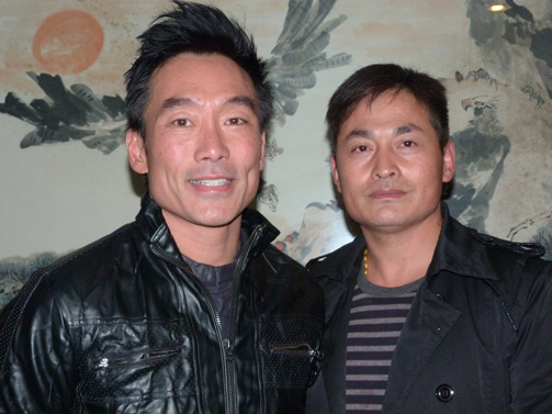 紅四方廣告演藝有限公司董事長(zhǎng)?？到∠壬拖愀塾耙暩杳餍青嵑颇舷壬诮K泰州演出留影于賓館